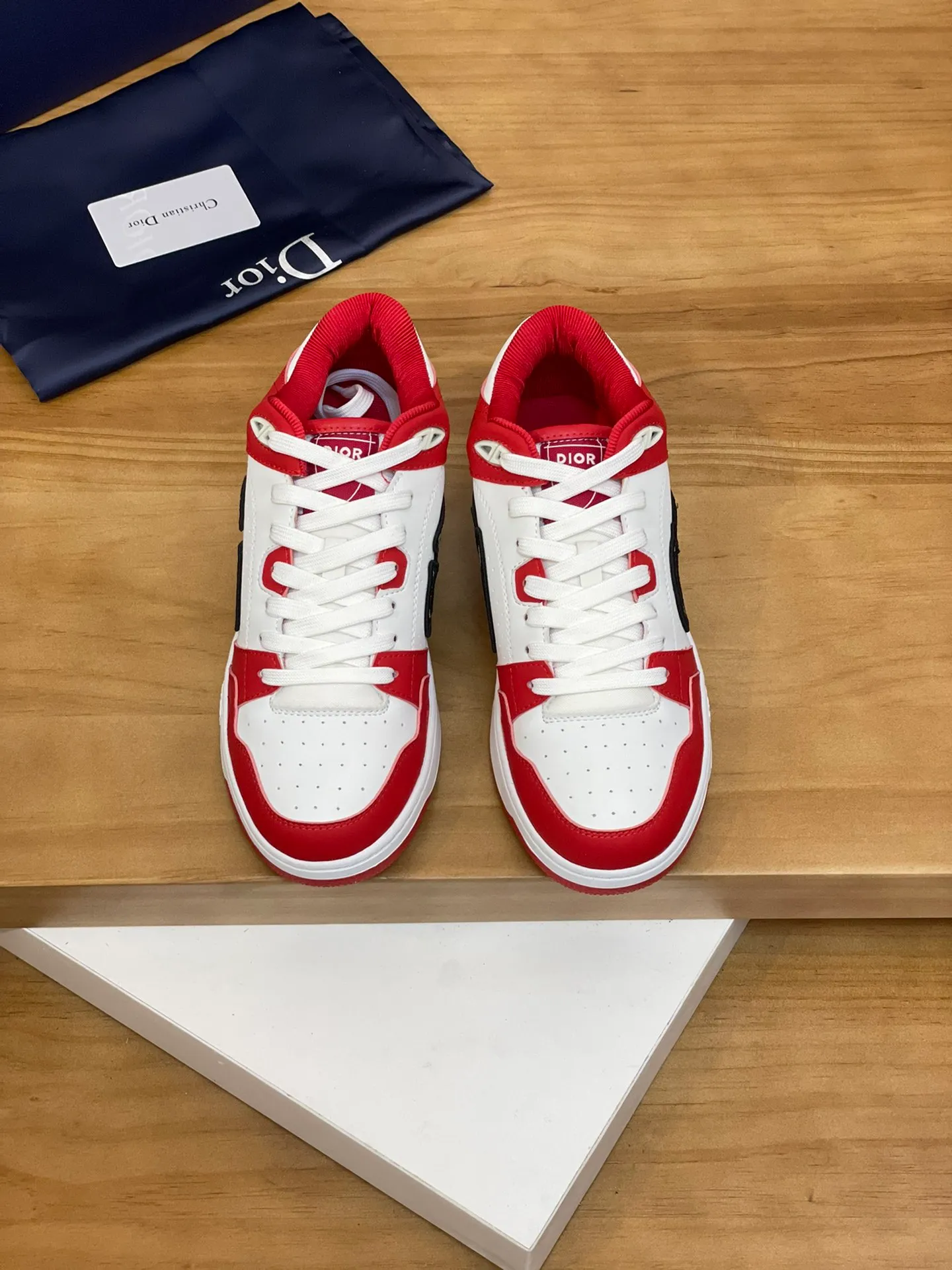 Men's shoes: 💰P440¥ Product trademark: Dior* "Dior*" high-top casual shoes Regular size: 38-44 (can be customized to 45.46) Product materials: Upper imported cowhide stitched with original fabric, breathable lining, original outsole. Number: 1006